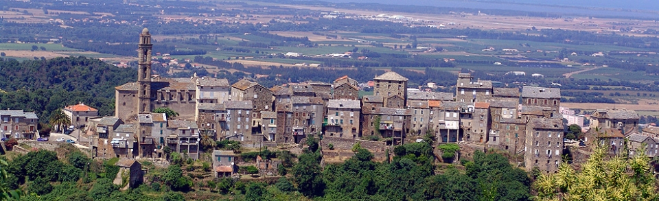 Village de la Casinca surplombant la plaine orientale et la mer